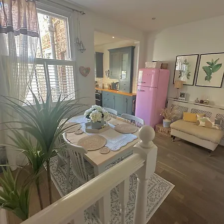 - 66 Scott Street * York