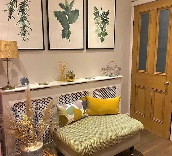 - 66 Scott Street * York