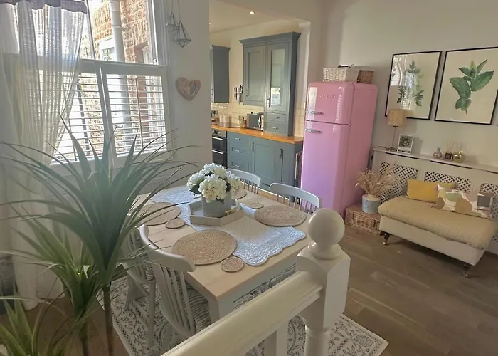 - 66 Scott Street * York